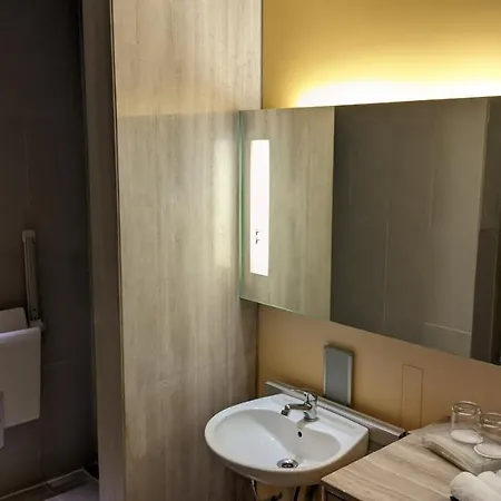 Holiday Inn New Delhi Aerocity By Ihg Exterior photo Bathroom of a First Class seat